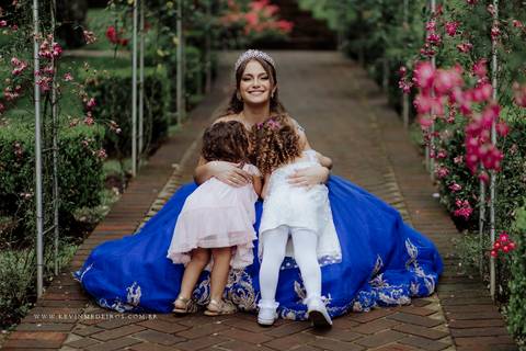 Ensaio externo debutante 15 anos quinze anos Julia realizado no garden park gramado por kevin medeiros fotógrafo fotografia canoas porto alegre rs vestido cinders'