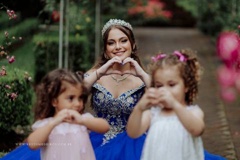 Ensaio externo debutante 15 anos quinze anos Julia realizado no garden park gramado por kevin medeiros fotógrafo fotografia canoas porto alegre rs vestido cinders'