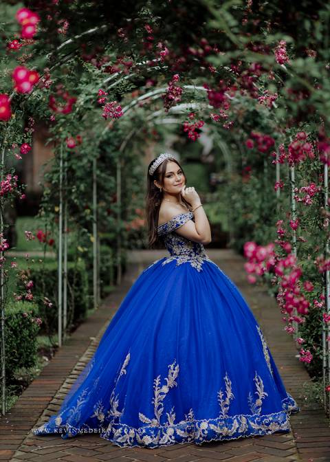 Ensaio externo debutante 15 anos quinze anos Julia realizado no garden park gramado por kevin medeiros fotógrafo fotografia canoas porto alegre rs vestido cinders'