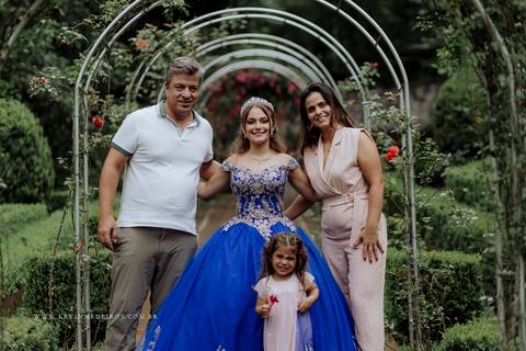 Ensaio externo debutante 15 anos quinze anos Julia realizado no garden park gramado por kevin medeiros fotógrafo fotografia canoas porto alegre rs vestido cinders'