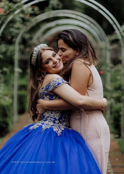 Ensaio externo debutante 15 anos quinze anos Julia realizado no garden park gramado por kevin medeiros fotógrafo fotografia canoas porto alegre rs vestido cinders'