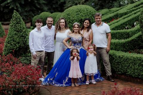 Ensaio externo debutante 15 anos quinze anos Julia realizado no garden park gramado por kevin medeiros fotógrafo fotografia canoas porto alegre rs vestido cinders'