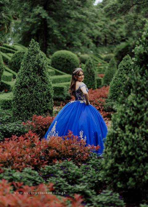 Ensaio externo debutante 15 anos quinze anos Julia realizado no garden park gramado por kevin medeiros fotógrafo fotografia canoas porto alegre rs vestido cinders'