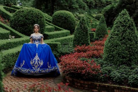 Ensaio externo debutante 15 anos quinze anos Julia realizado no garden park gramado por kevin medeiros fotógrafo fotografia canoas porto alegre rs vestido cinders'