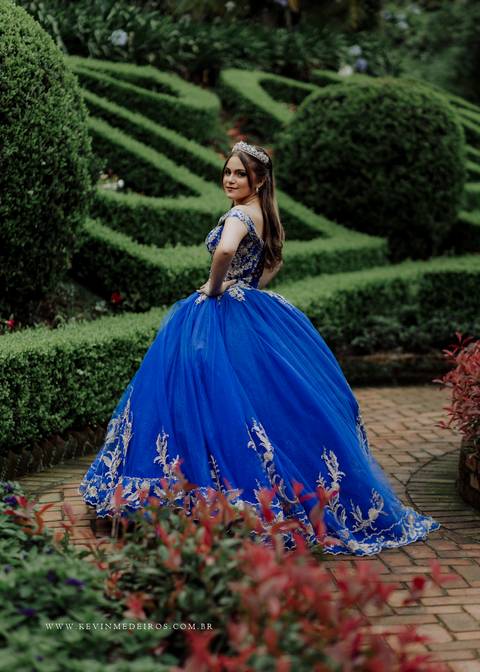 Ensaio externo debutante 15 anos quinze anos Julia realizado no garden park gramado por kevin medeiros fotógrafo fotografia canoas porto alegre rs vestido cinders'