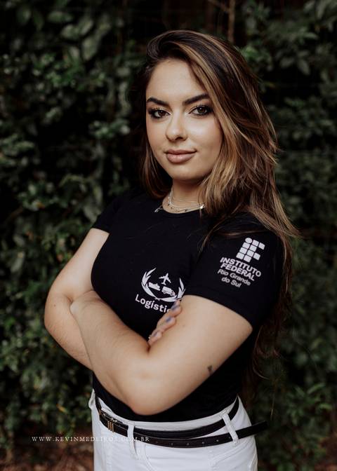 Ensaio de formatura prova de toga Duda, formanda em Tecnologia em Logística pelo IFRS, por kevin medeiros fotografo em canoas, porto alegre e rs'