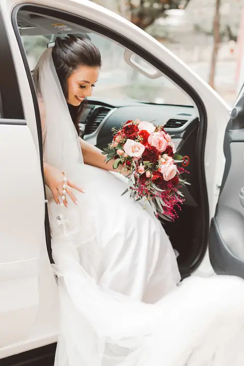 NOIVA SAINDO DO CARRO PARA CASAR NA IGREJA'