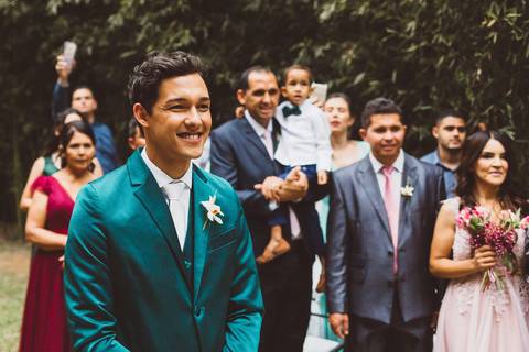 noivo chorando na entrada da noiva '