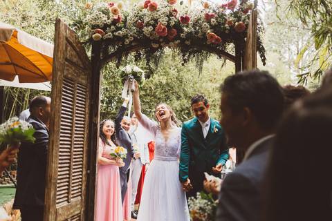 saida dos noivos da cerimonia '