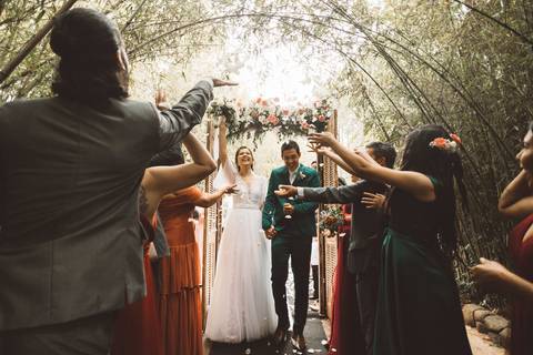 saida dos noivos da cerimonia '