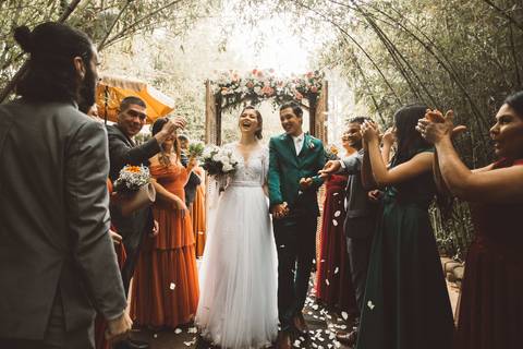 saida dos noivos da cerimonia '