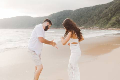 Fotografia ensaio pre casamento praia do Guaiuba Guaruja SP'