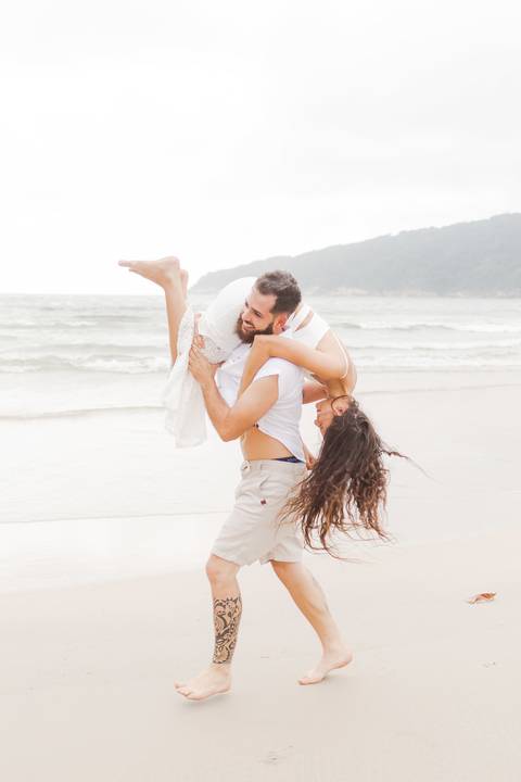 Fotografia ensaio pre casamento praia do Guaiuba Guaruja SP'