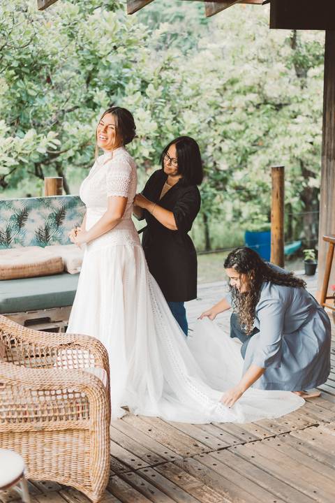 noiva se arrumando com a mãe'