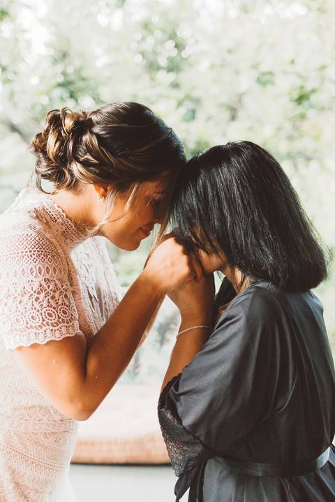 noiva se arrumando com a mãe'