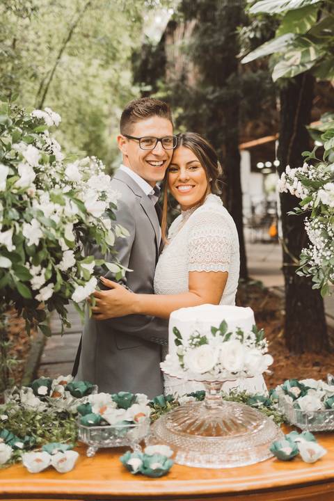 noivos na mesa do bolo'