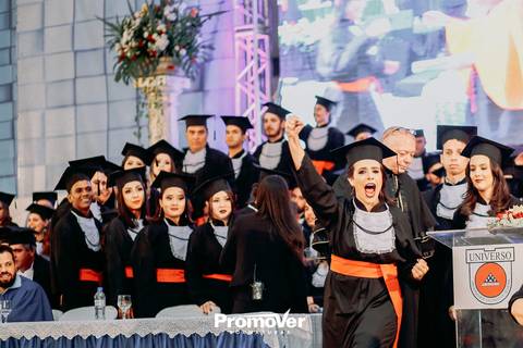 formanda comemorando na colação de formatura'