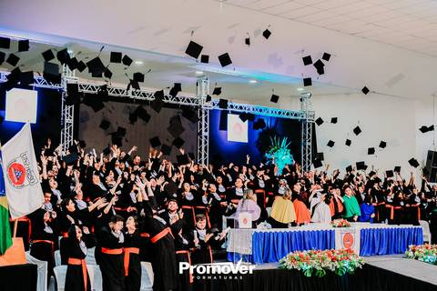 formando jogando capelo na festa de colação'