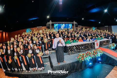 professor e formandos na colação de grau'