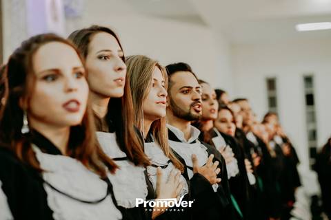 alunos no juramento de colação de grau'