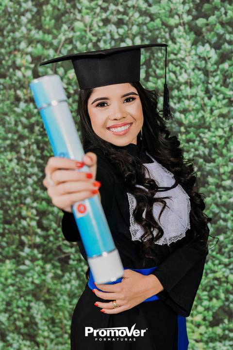 formanda segurando canudo na colação'