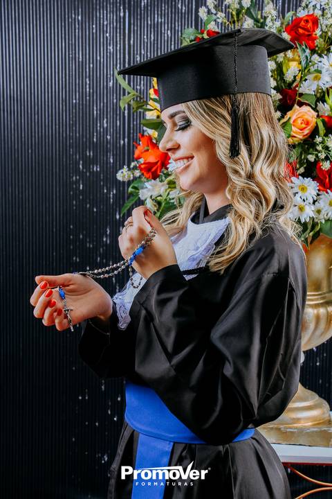 formanda segurando o terço festa de colação'