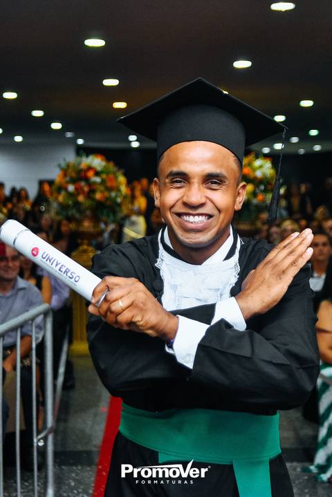 formando de beca e capelo na colação de formaturas'