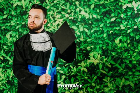 formando segurando canudo na colação'