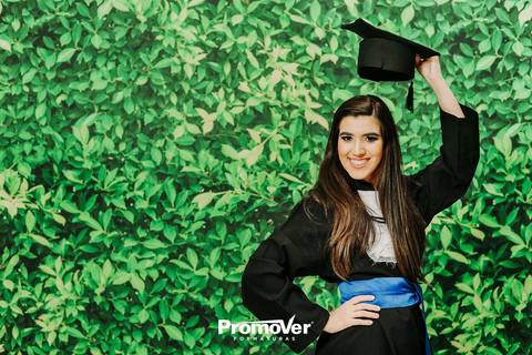 formanda com capelo levantado na colação de grau'