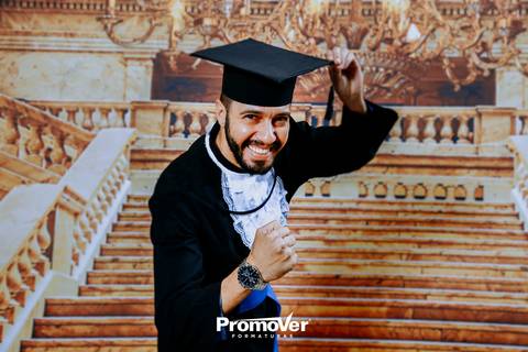 formando comemorando na festa de colação'