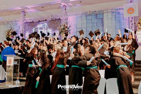 formandos se abraçando'