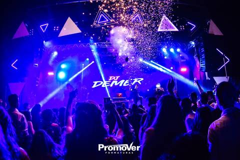 dj tocando no baile de formatura'