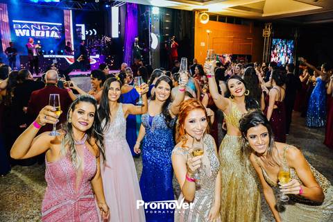 brinde da formandas no baile de formatura'