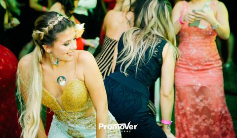 formanda dançando no baile de formatura'