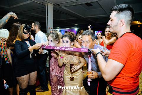 formandos tomando tequila no baile de formatura'