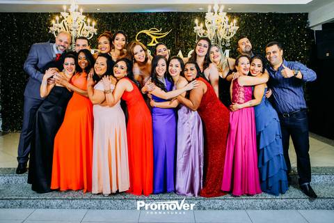 turma de formandos se abraçando no baile de formatura'