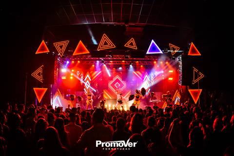 formandos dançando no  baile de formatura'