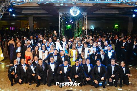 turma de formandos alegres no baile de formatura'