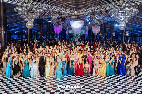 turma de formandos no baile de formatura'