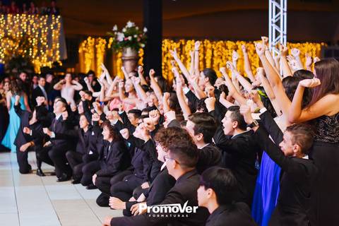 comemorando no baile de formatura'