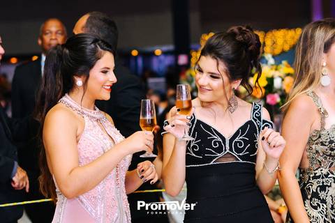 formandas brindando no baile de formatura'