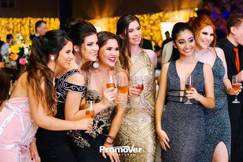 lindas formandas brindando no baile de formatura'
