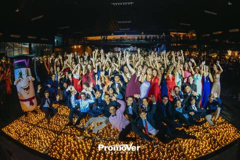 turma de formandos alegres no baile de formatura'