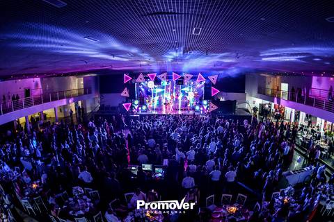 formandos animados com baile de formatura'