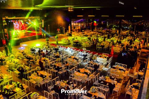 mesa e salão de baile de formatura'