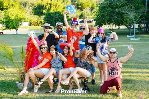 formandos comemorando no churrasco de formatura'