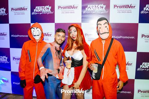 formandos vestidos de la casa de papel na festa a fantasia de formatura'