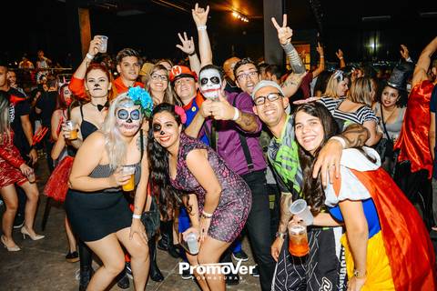 formandos curtindo na festa a fantasia de formatura'