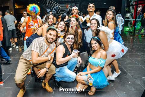 formandos na festa a fantasia de formatura'