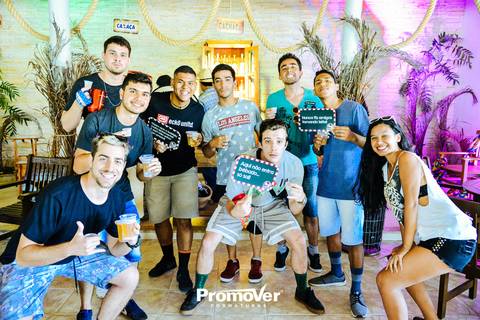 turma de formandos no churrasco de formatura'